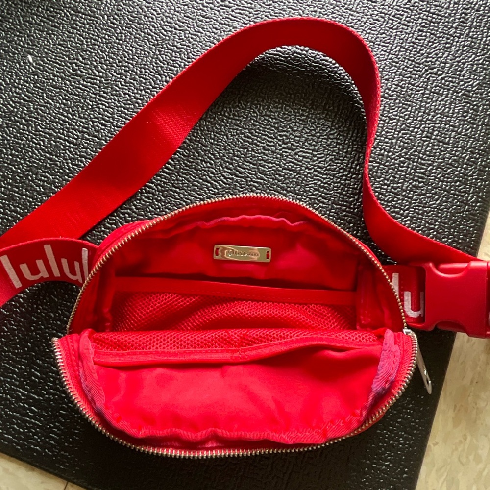 Lululemon Employee Red belt bag - Picture 4 of 7
